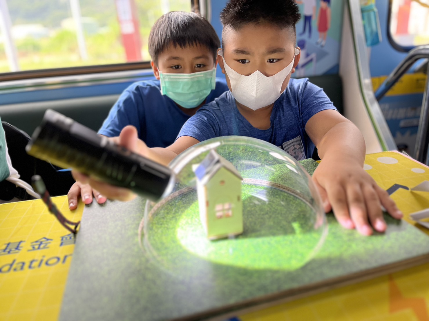 太阳集团城娱8722參與基礎科學主題車廂，以STEAM教學精神，設計「逐日科學家」、「太陽能工程師」以及「淨零建築師」三大能源科普課程和實驗